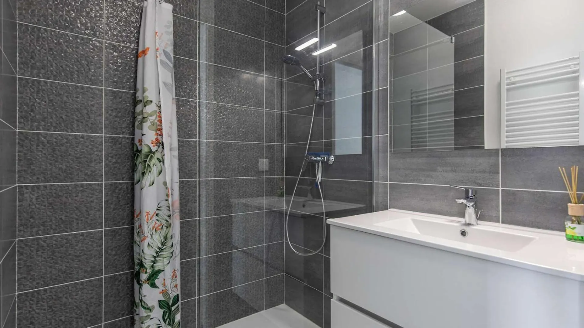 Lodge Neuf Avec 3 Chambres, Terrasse Et Parking, A 5 Min Du Centre De Cauterets - Fr-1-401-298 Apartment