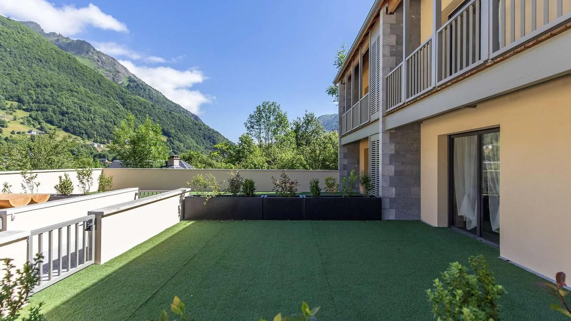 Lodge Neuf Avec 3 Chambres, Terrasse Et Parking, A 5 Min Du Centre De Cauterets - Fr-1-401-298 0*,  France